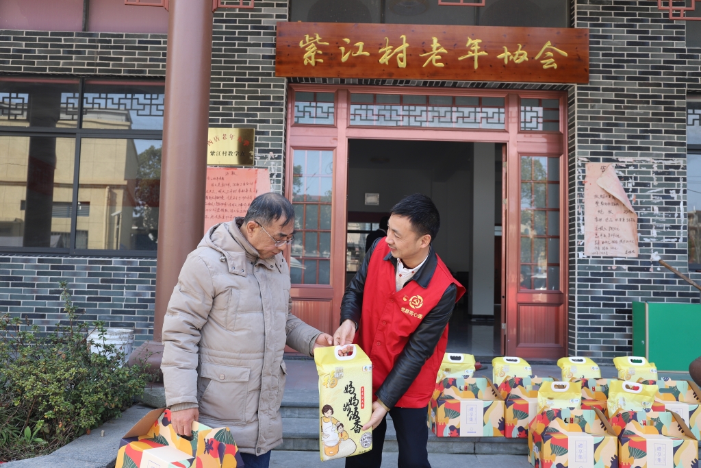 暖春意，敬老情-DT电子官网多年对峙慰问孤寡老人